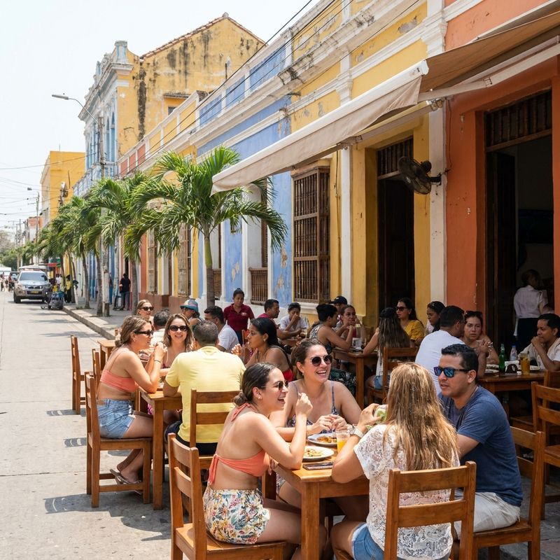 Barranquilla: calle caribeña con terraza de restaurante