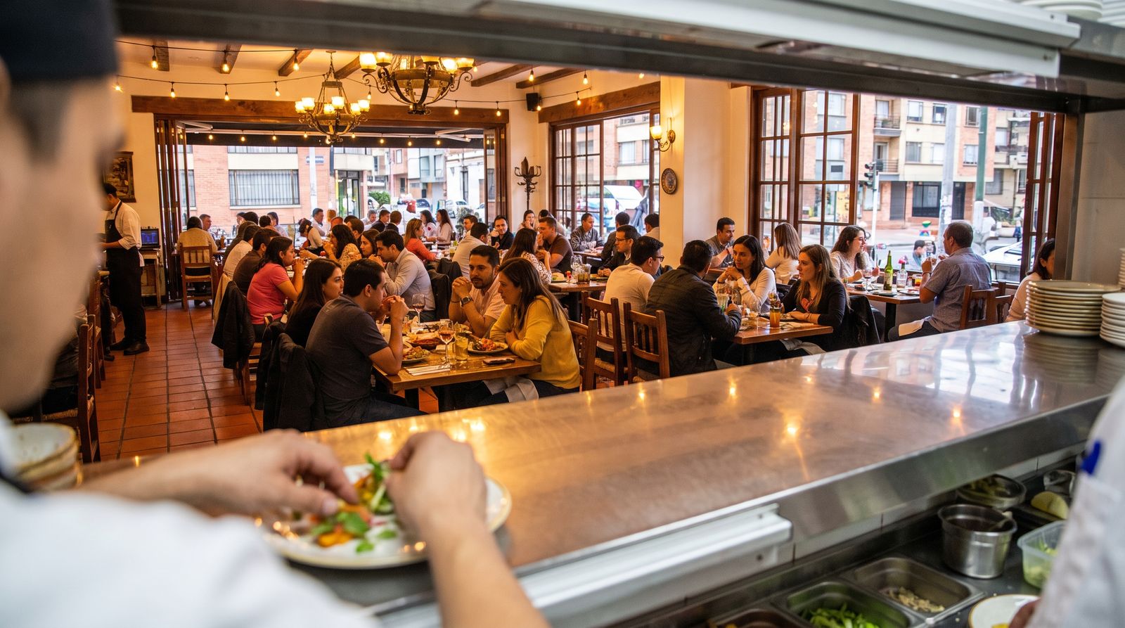 Salón lleno de un restaurante visto desde la cocina